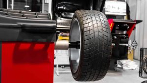 Aşağıdakilerden hangisi balanssız tekerleğin araç üzerindeki etkilerindendir?