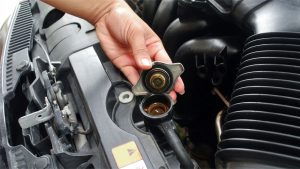Aşağıdakilerden hangisi motorun tam güç verecek şekilde çalışma sıcaklığında kalmasını sağlar?