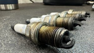 Benzinli motorlarda, aşağıdakilerden hangisinin tırnakları arasında oluşan kıvılcımla silindir içerisindeki yanma olayı başlatılmış olur?