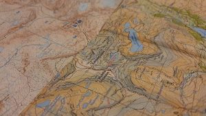 Büyük ve küçük ölçekli haritaları özelliklerine göre karşılaştırınız?