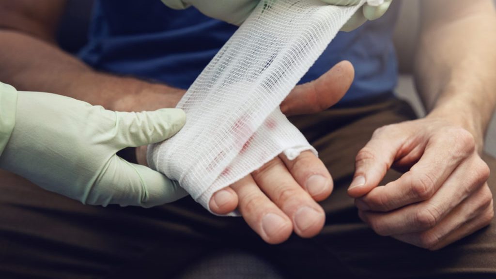 Olay yerinde, hastanın durumunun daha da kötüleşmesini engellemek amacıyla ilaçsız olarak yapılan müdahaleye ne isim verilir?