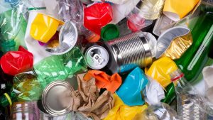 Temizlik görevlisi, konserve kutusu ile cam şişeyi neden farklı kutulara koymuştur?