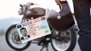 Yönetmeliğe göre işitme cihazı ile belirli bir duyma yeterliliğine ulaşan sürücü, aşağıdaki sürücü belgelerinden hangisi ile araç kullanabilir?