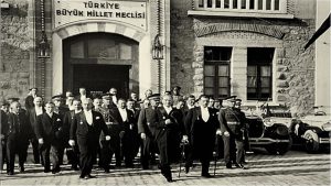 Cumhuriyet konulu gazete köşe yazısı, manşet haber, ders notu veya konuşma metni yazınız ve ürünü sınıfta paylaşınız.
