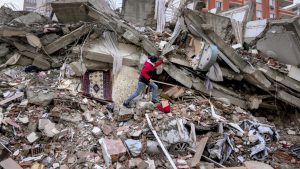 Yer kabuğunda meydana gelen kısa süreli sarsıntılara ne ad verilir?