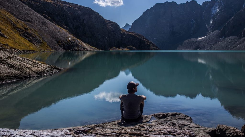 Alakol gölü hangi ülkededir?