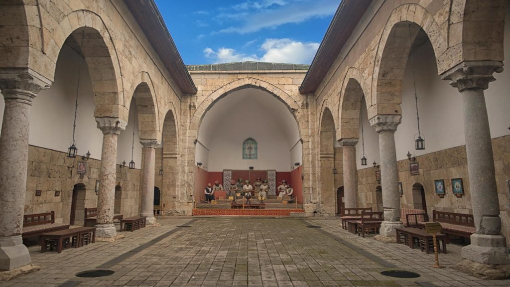 Eski Osmanlı vakıfları çatısı altında hangi sosyal hizmet ve sosyal yardım kuruluşları vardı?