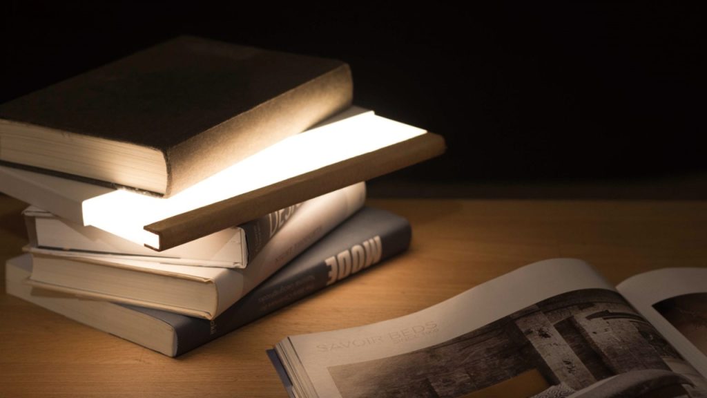 Şiire göre, kitap geceleri ne yaparmış?