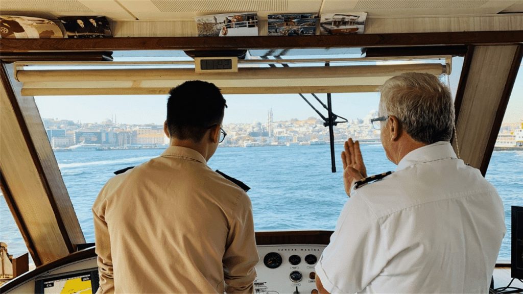 Ticaret gemilerinde kaptanlık yapan kişiye verilen ad