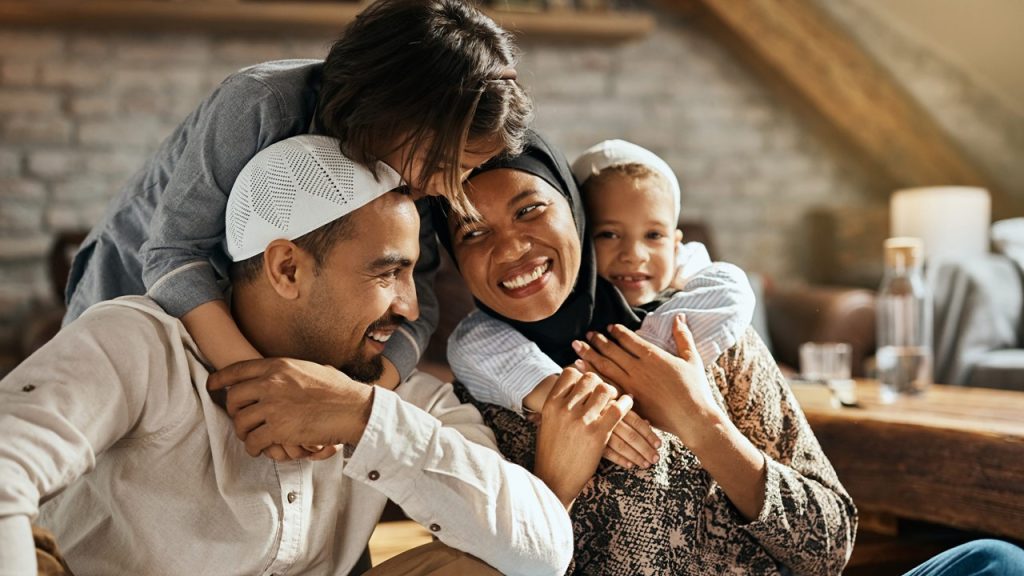 Aşağıdaki ifadelerden hangisi bir ailede mutlu bir yaşam sürme olanağını arttırır?