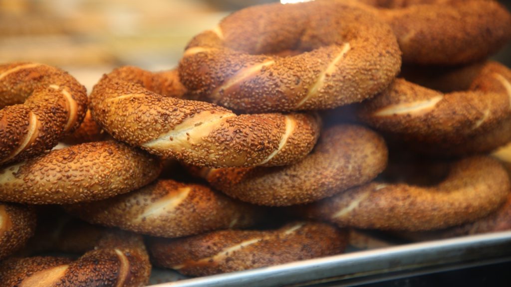 Aşağıdaki sözcüklerden hangisi, sözlükte yer alış sırasına göre diğerlerinden önce gelir?