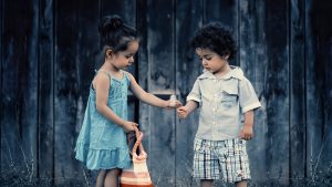 Yakın çevremde yardıma ihtiyaç duyan insanlara karşı duyarlı bir öğrenciyim. Cümlesini söyleyen öğrenci aşağıdakilerden hangisi değildir?