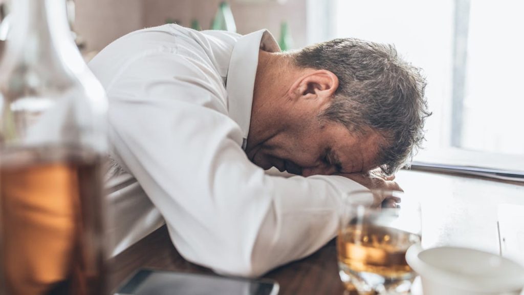 Alkolün bireysel ve toplumsal zararlarına dörder örnek yazınız.