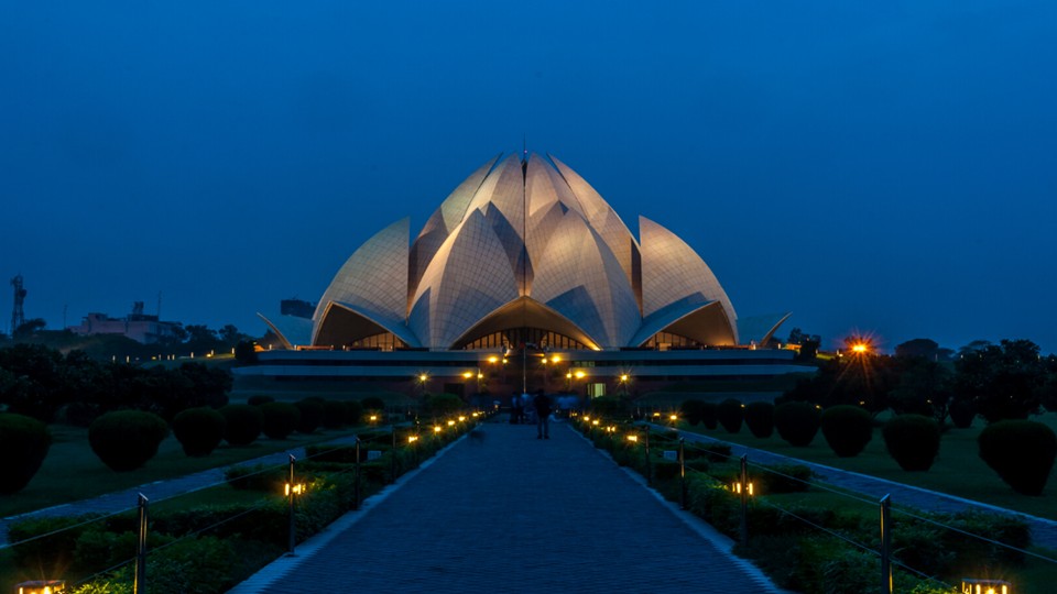 Büyük, görkemli, gösterişli anlamlarındaki Arapça kökenli söz