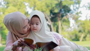 Ece annesine yardımcı olmak için ne yapıyor?