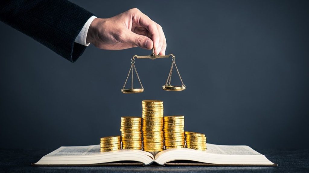 Toplumun tüm üyelerinin aynı temel haklara, korumaya, fırsatlara, gerekliliklere ve sosyal çıkarlara ve bu üyelerin maddi varlıkları, geliri ve refahı elde etme fırsatlarına sahip olduğu ideal durumlar aşağıdakilerin hangisinde sırasıyla verilmiştir?