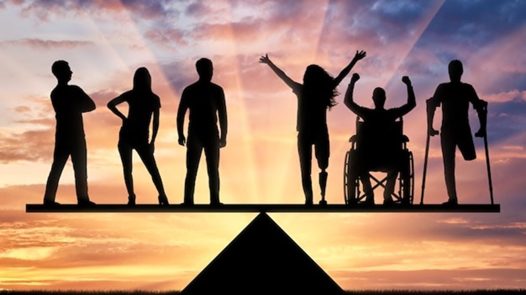 İnsanların haklarının gözetilmediği ve eşitsizliğin olduğu yerde sorunlar hatta sorunların silsilesi vardır ifadesi sosyal hizmetin hangi özelliğine işaret etmektedir?