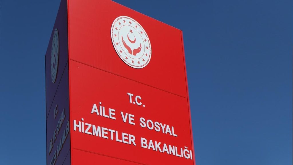 Türkiye’de yaşlılara yönelik politikaları ortaya koyan ve uygulayan, koordine eden kurum Aile, Çalışma ve Sosyal Hizmetler Bakanlığı’dır. Buna göre, bakanlık bu hizmet ve uygulamaları hangi birim altında yürütmektedir?