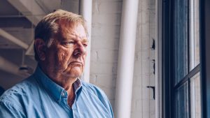 Yaşlılığın psikolojik özellikleri dikkate alındığında aşağıdakilerden hangisi yaşlı bireylerde daha fazla görülmektedir?