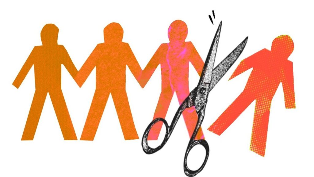 Yaşlının içinde bulunduğu sosyal sistemin başta aile yakınları olmak üzere, sosyal aktörleri tarafından sosyal ilişki ve etkileşim alanının dışına itilmesi, kendi hâline bırakılması ve tekrar doğal sosyal ortamına geri dönme umudunu yitirmesidir. Yukarıda tanımı verilen kavram aşağıdakilerden hangisidir?