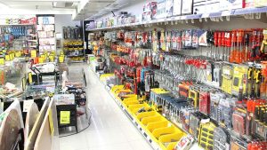 Çivi, kilit, menteşe gibi yapı işlerinde kullanılan şeyleri satan kimse