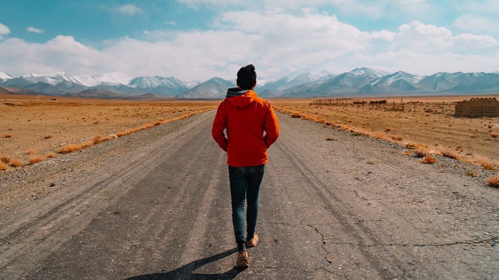 Selcen her gün işe gidip gelirken 180 m yol yürümektedir. Selcen 4 günün sonunda kaç m yol yürümüş olur?