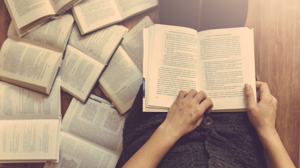 What is the man doing? sorusunun cevabı nedir?