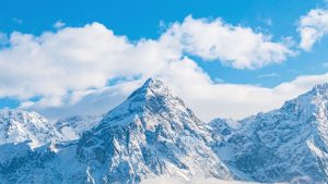 Yüksekliği fazla olmayan, yanları yatık yer biçimi.