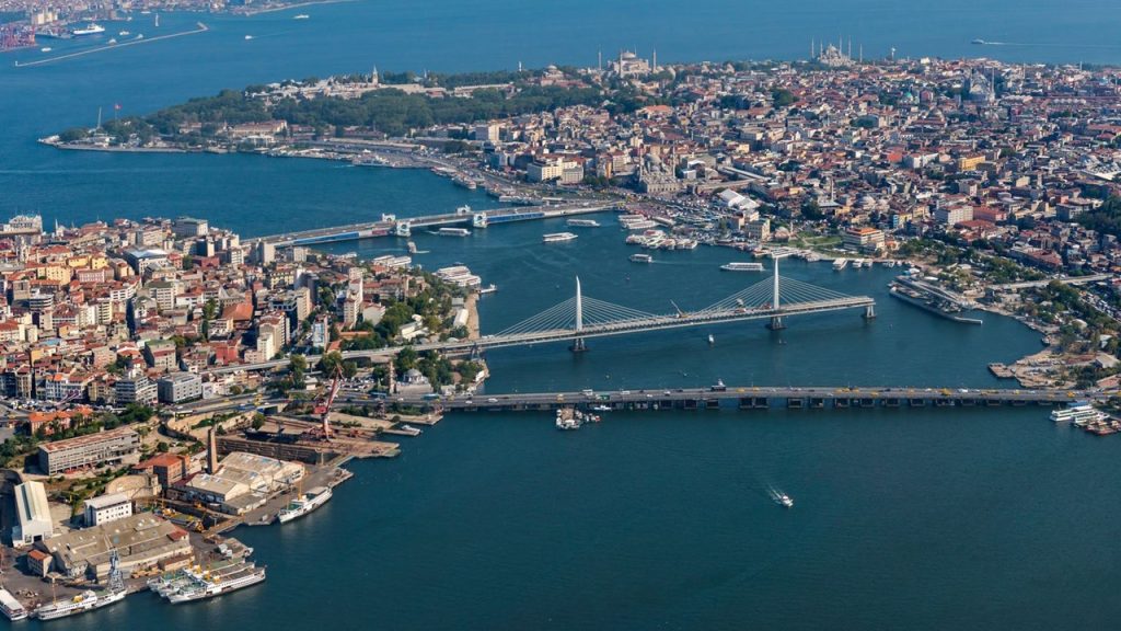Bence _____, İstanbul’un en güzel tarihi semtidir.