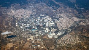 Buna göre, aşağıdakilerden hangisi bu olayın insanların ekonomik yaşamlarına olan etkisine örnek olarak gösterilebilir?