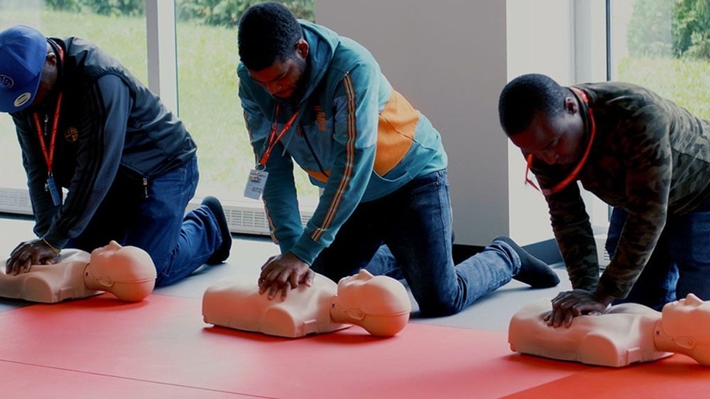 İlk yardımcılar neden belli aralıklarla eğitimini yenilemelidir?