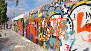 Küçükken gördüğüm her _____ üzerine bir şeyler karalardım.