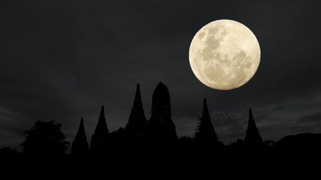 Seni her zaman takip ediyorum, geceleri gittiğin her yerde. İnsanlara çok parlak görünüyorum, ama güneşi karanlık yapabilirim. Birçok farklı form ve şekilde olabilirim. Ben neyim?