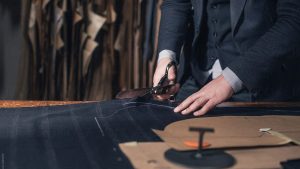 Terzinin belli bir ölçü ve örneğe göre kumaşa biçim vermesi işi, kesim