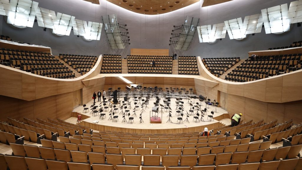 Tiyatro ve konser salonlarında ses yansımalarının kontrol altına alınması, sesin daha net duyulabilmesi için duvarlar ve diğer yüzeyler ses dalgalarını … malzemelerle kaplanır. cümlesindeki noktalı yere aşağıdakilerden hangisi yazılmalıdır?