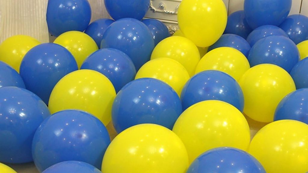 4 sarı balonum vardı. Ablam 12 mavi balon daha hediye etti. Toplam kaç tane balonum oldu?