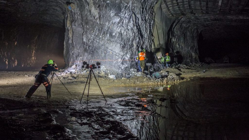 Aşağıdakilerden hangisi bitki ve hayvanların yeryüzüne dağılışını etkileyen faktörlerden biri değildir?