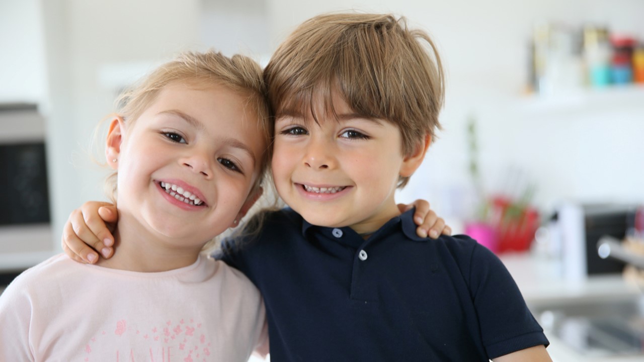 Esra, 8 yaşındadır. Ablası, Esra’dan 4 yaş büyük olduğuna göre ablası kaç yaşındadır?