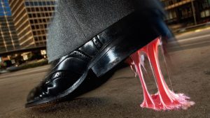 İğrenç ayakkabıma _____ bulaşmış.