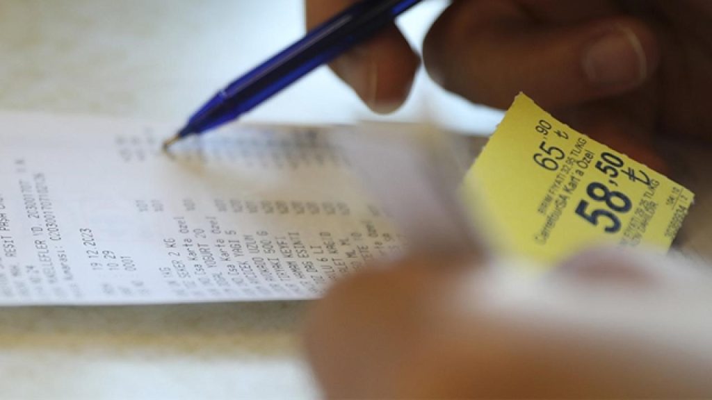 Paraların TL cinsinden değerinin kesir gösterimini ve market etiketlerindeki görünümlerini inceleyerek aralarındaki ilişkiyi ifade ediniz. Fikirlerinizi arkadaşlarınızla paylaşarak tartışınız.