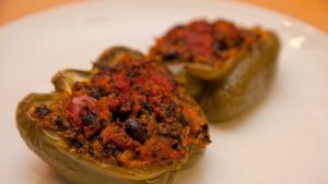 Eşim çok güzel yemek yapar ama asla annem gibi _____ yapamaz.