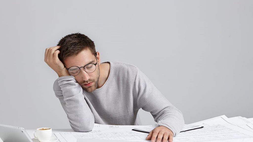 Ne kadar yorgun olsam da ondan mesaj geldi mi o saat dışarı çıkarım? Cümlesinde o saat kelimesinin cümleye attığı anlam nedir​?