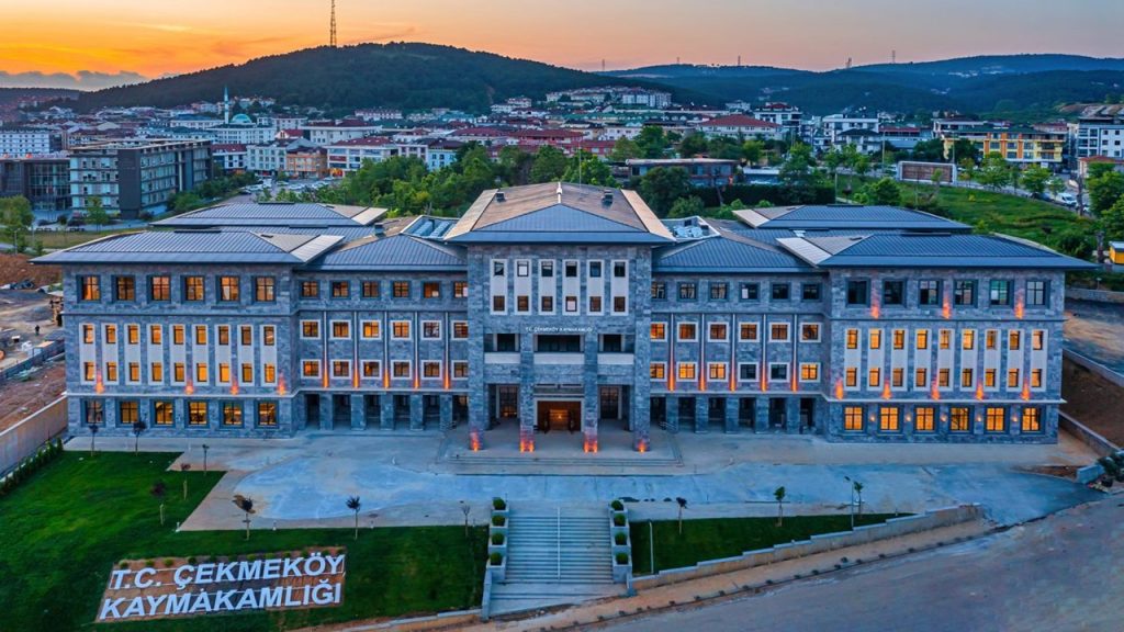 Bir ilçenin yönetiminden sorumlu en yetkili kişi