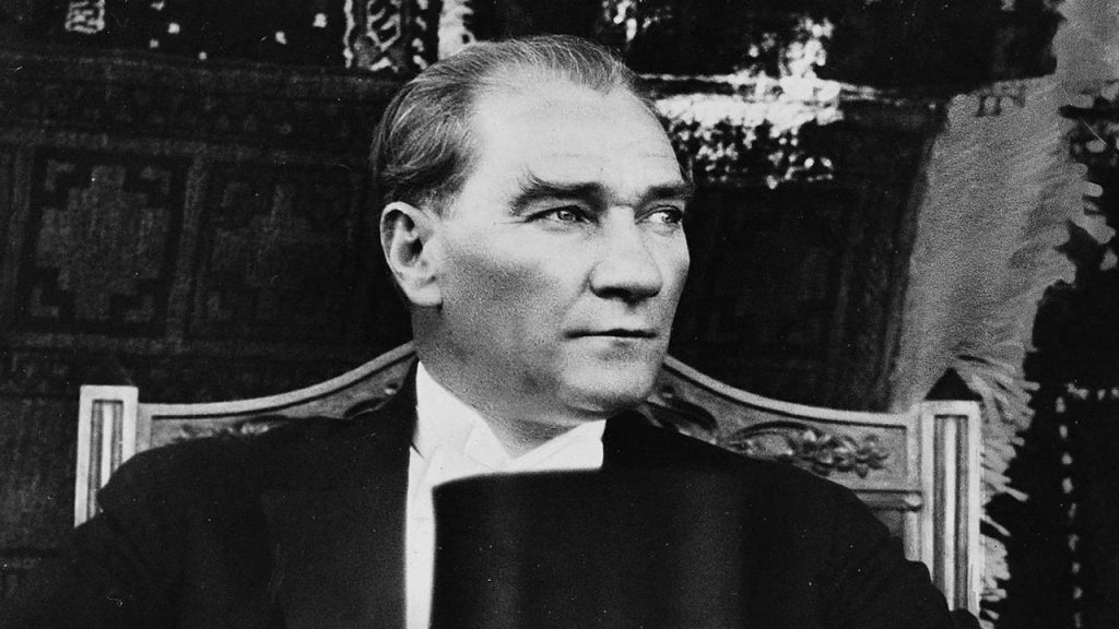 Mustafa Kemal Atatürk sınıf arkadaşınız olsaydı nasıl bir arkadaşlığınız olurdu?