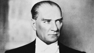 Mustafa Kemal Atatürk’ün elde ettiği başarıların öğrencilik yıllarındaki özellikleriyle ilgisi var mıdır? Neden?