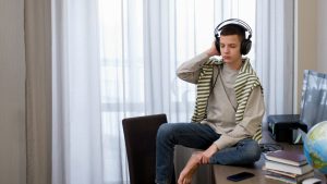 Aşağıdakilerden hangisi evimizde müzik yaparken ve dinlerken uyacağımız kurallardan biri değildir?