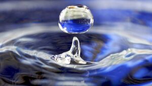 Bulunduğu kabın biçimini alabilen akışkan cisim, likit, sıvı