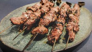 Et pişirmek için kullanılan, bir ucu sivri, ince uzun çubuk