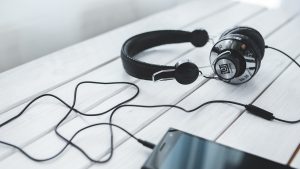 Evde ve okulda müzik yaparken ve dinlerken uymamız gereken kurallar nelerdir?