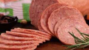 Sığır, hindi vb. etinden yapılan, genellikle dilimlenerek yenen bir yiyecek